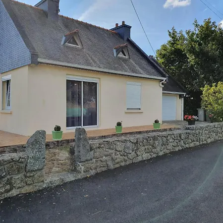 Locmousteru Holiday home *